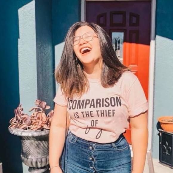 Meet your Posher, April - Picture 1 of 5